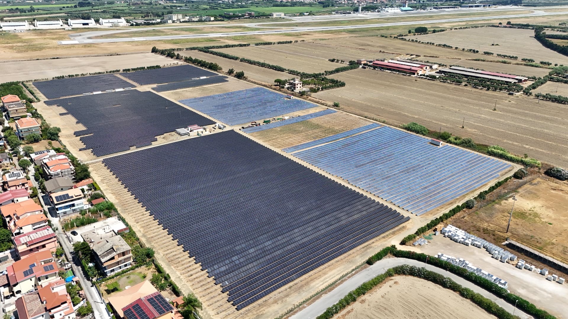 Vista aerea di un grande impianto fotovoltaico
