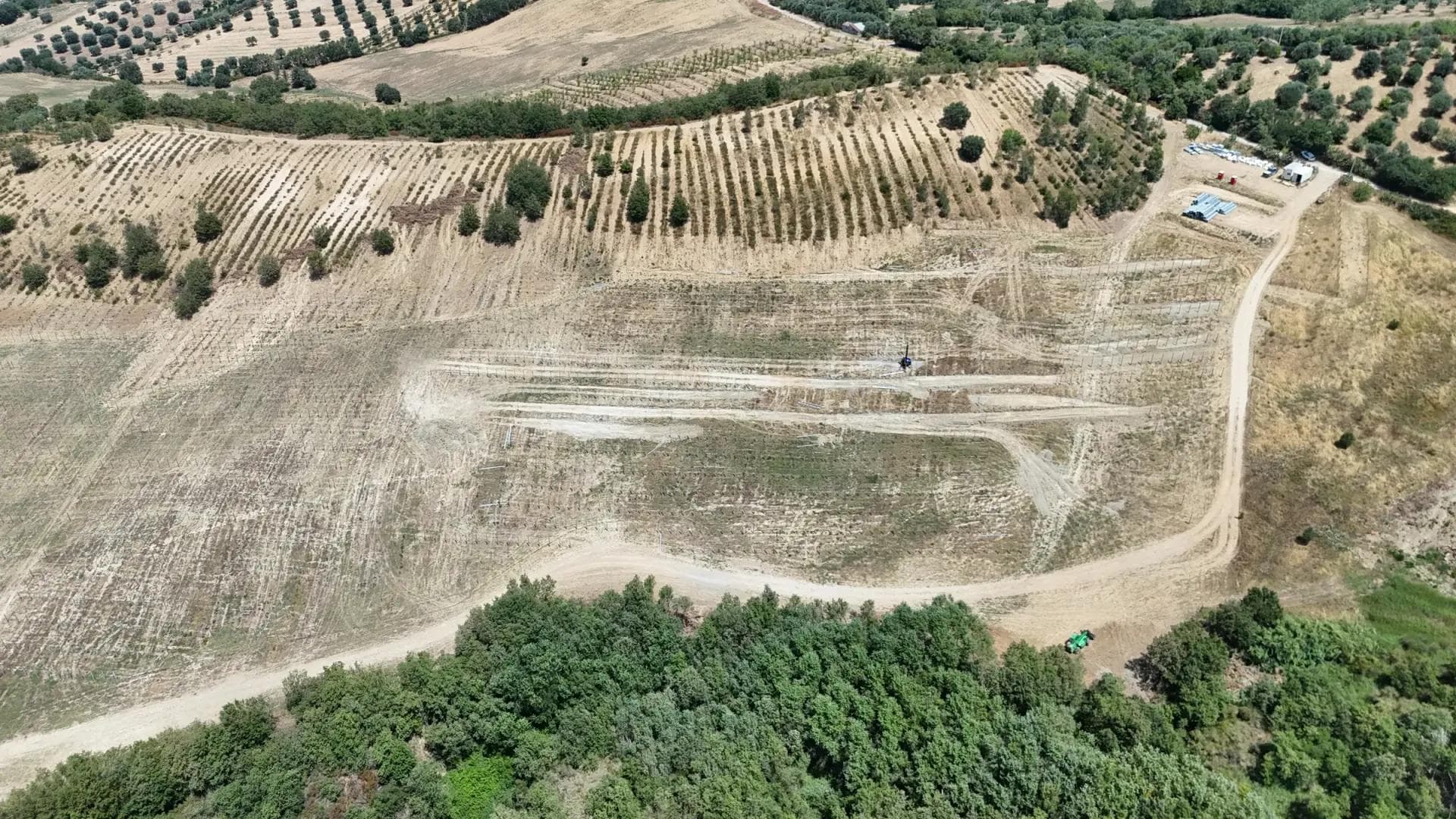 Terrazzamenti e viabilità interna del cantiere Bisignano 1